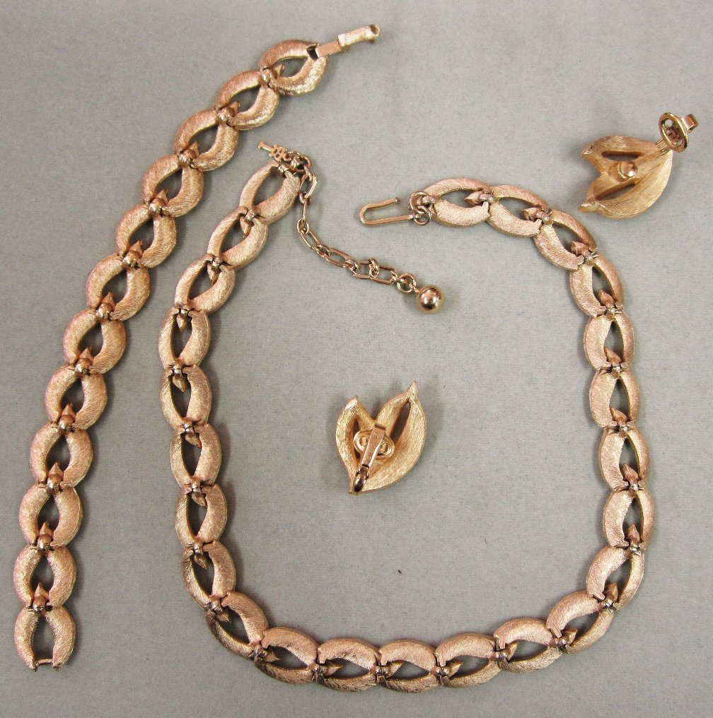 Crown Trifari Brushed Gold Tone Parure Leaves Crown Trifari Brushed Gold Tone Parure Leaves