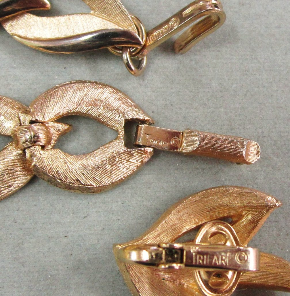 Crown Trifari Brushed Gold Tone Parure Leaves Crown Trifari Brushed Gold Tone Parure Leaves