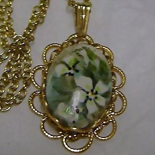 Vintage Hand-painted Porcelain and Gold Tone Filigree Pendant Vintage Hand-painted Porcelain and Gold Tone Filigree Pendant