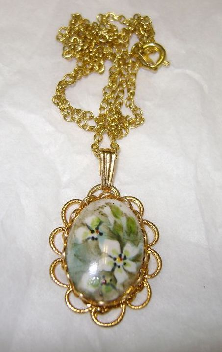 Vintage Hand-painted Porcelain and Gold Tone Filigree Pendant Vintage Hand-painted Porcelain and Gold Tone Filigree Pendant