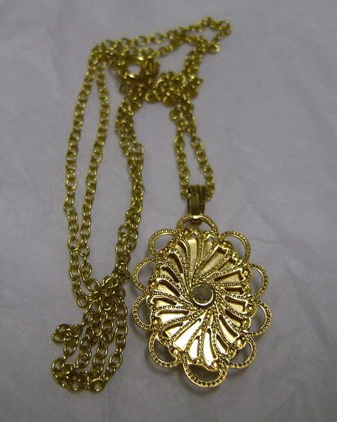 Vintage Hand-painted Porcelain and Gold Tone Filigree Pendant Vintage Hand-painted Porcelain and Gold Tone Filigree Pendant