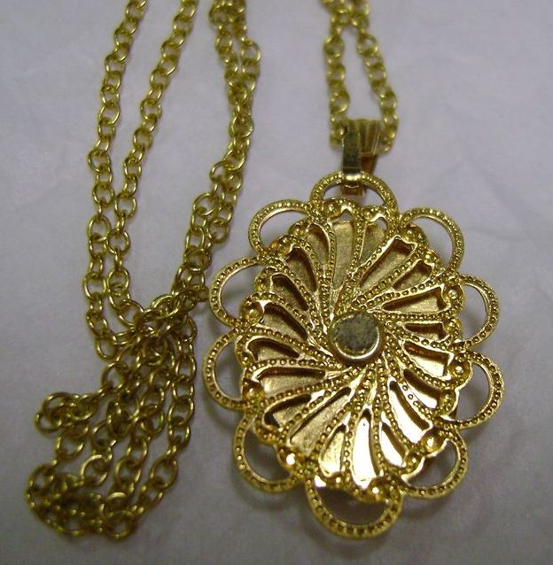 Vintage Hand-painted Porcelain and Gold Tone Filigree Pendant Vintage Hand-painted Porcelain and Gold Tone Filigree Pendant
