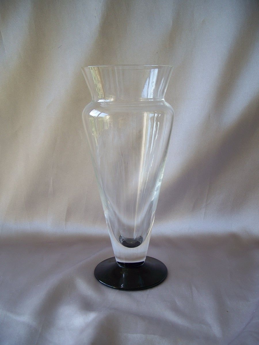 Beautiful Crystal Vase with Black Base Beautiful Crystal Vase with Black Base