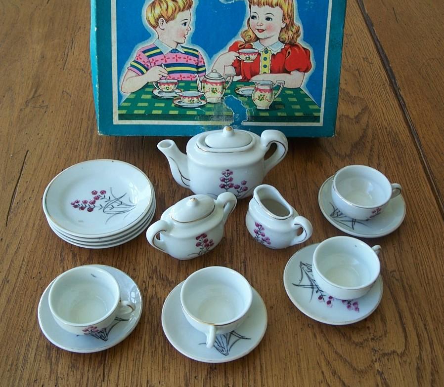 Vintage Japan Children's Seventeen Piece Tea Set Vintage Japan Children's Seventeen Piece Tea Set