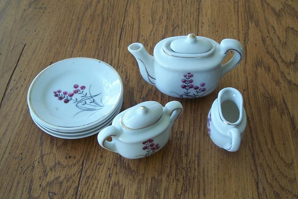 Vintage Japan Children's Seventeen Piece Tea Set Vintage Japan Children's Seventeen Piece Tea Set