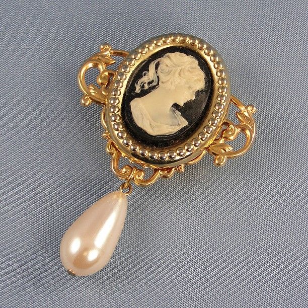 Vintage NONY Button Cover Cameo Pearl Drop Vintage NONY Button Cover Cameo Pearl Drop