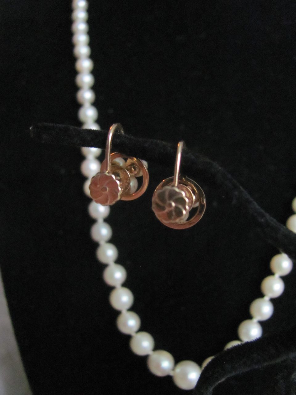 Vintage 14K Cultured Akoya Graduated Pearl Necklace & 10K Earrings with *CERTIFIED GEMOLOGIST'S APPRAISAL* Vintage 14K Cultured Akoya Graduated Pearl Necklace & 10K Earrings with *CERTIFIED GEMOLOGIST'S APPRAISAL*