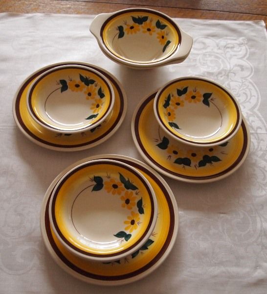 Vernon Kilns Vernon Ware Brown Eyed Susan Bowls and Plates 9 pieces Vernon Kilns Vernon Ware Brown Eyed Susan Bowls and Plates 9 pieces