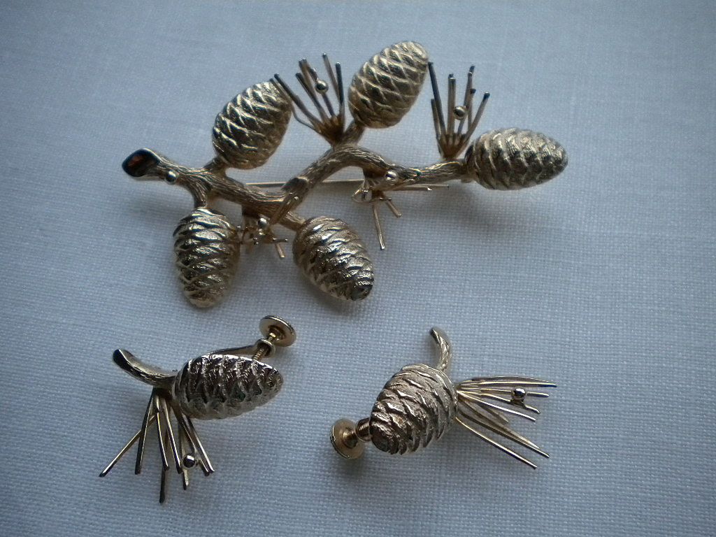 Giovanni Pine Cone Brooch Pin and Earrings Parure USA Giovanni Pine Cone Brooch Pin and Earrings Parure USA