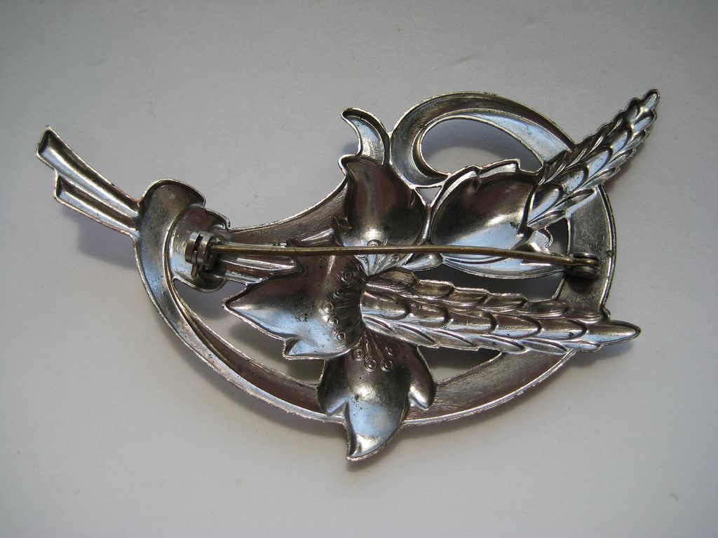 Vintage Enamel Lilly Art Deco Realistic Floral Flower Brooch Pin Vintage Enamel Lilly Art Deco Realistic Floral Flower Brooch Pin