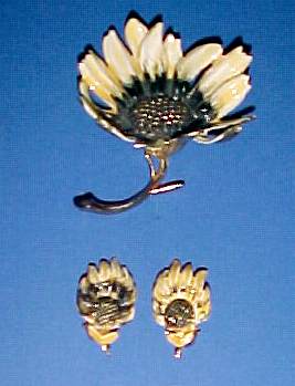 Signed BSK Sunflower Demi Parure Brooch & Clip Earrings Signed BSK Sunflower Demi Parure Brooch & Clip Earrings
