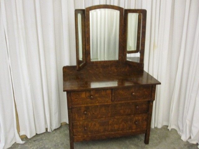 Antique 4 Drawer Tiger Oak Style Dresser w Tri-Fold Mirror Great Condition Antique 4 Drawer Tiger Oak Style Dresser w Tri-Fold Mirror Great Condition