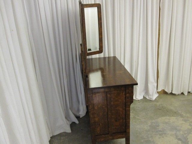 Antique 4 Drawer Tiger Oak Style Dresser w Tri-Fold Mirror Great Condition Antique 4 Drawer Tiger Oak Style Dresser w Tri-Fold Mirror Great Condition