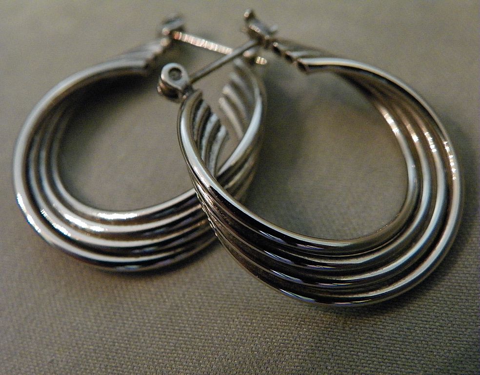 Sterling Silver Winding Wire Hoop Pierced Earrings Sterling Silver Winding Wire Hoop Pierced Earrings