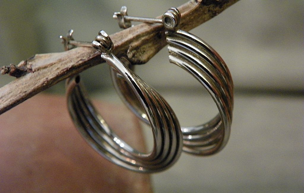 Sterling Silver Winding Wire Hoop Pierced Earrings Sterling Silver Winding Wire Hoop Pierced Earrings