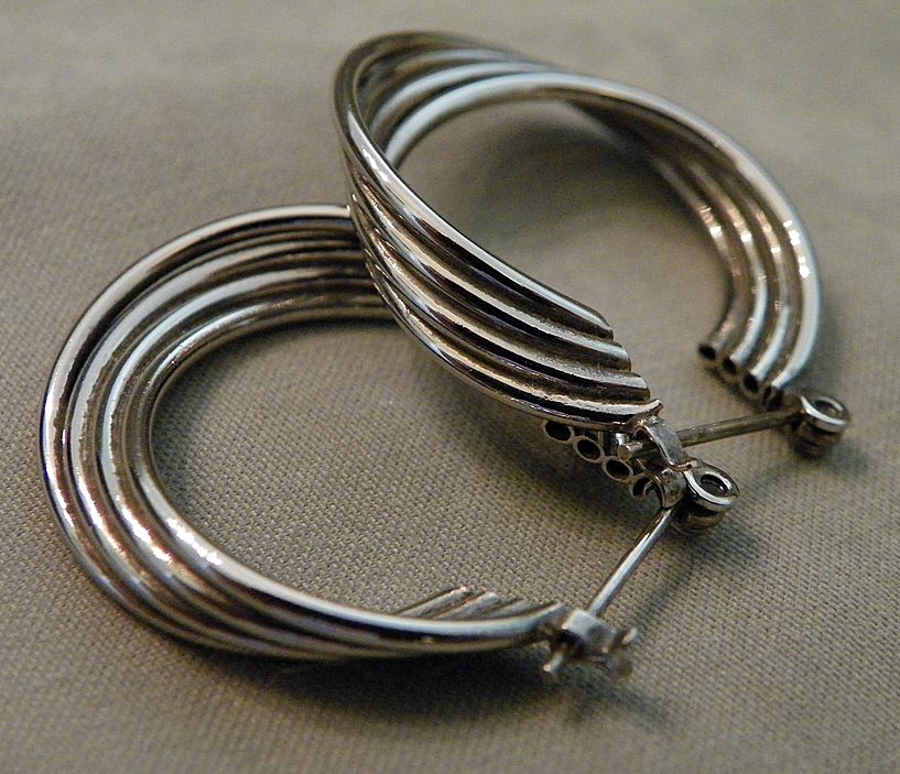 Sterling Silver Winding Wire Hoop Pierced Earrings Sterling Silver Winding Wire Hoop Pierced Earrings