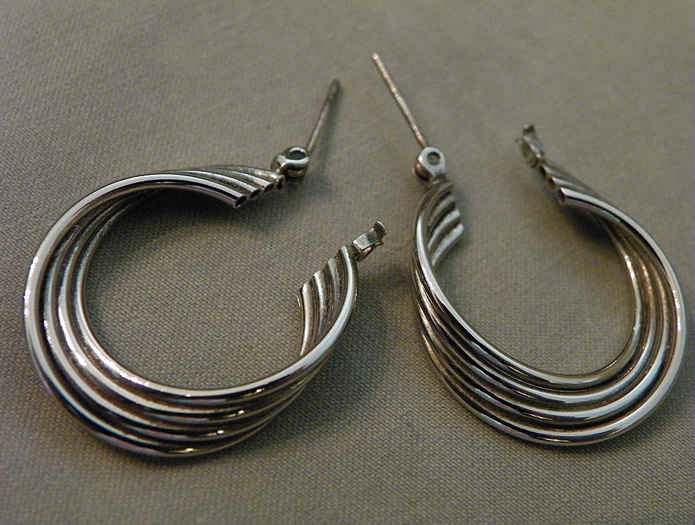 Sterling Silver Winding Wire Hoop Pierced Earrings Sterling Silver Winding Wire Hoop Pierced Earrings