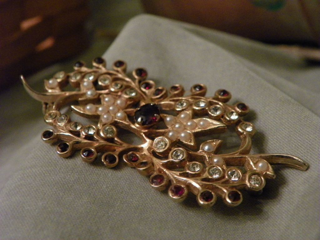 Gold Tone Brooch with Clear, Dark Amethyst Rhinestones and Seed Pearls Gold Tone Brooch with Clear, Dark Amethyst Rhinestones and Seed Pearls