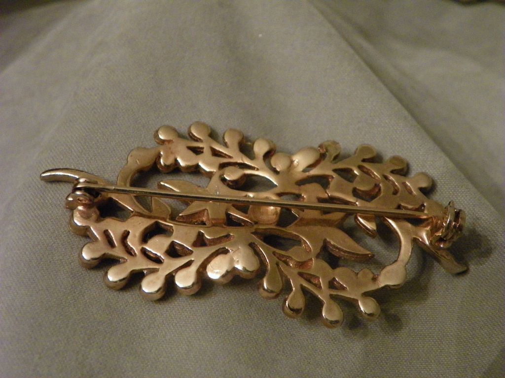 Gold Tone Brooch with Clear, Dark Amethyst Rhinestones and Seed Pearls Gold Tone Brooch with Clear, Dark Amethyst Rhinestones and Seed Pearls