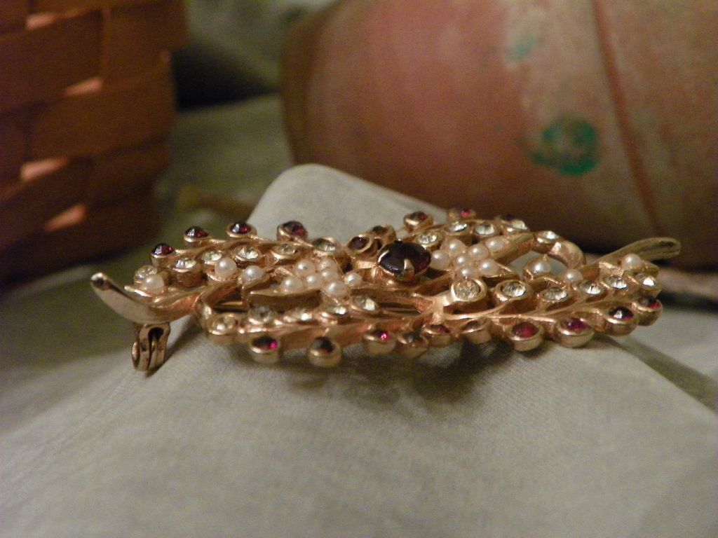 Gold Tone Brooch with Clear, Dark Amethyst Rhinestones and Seed Pearls Gold Tone Brooch with Clear, Dark Amethyst Rhinestones and Seed Pearls