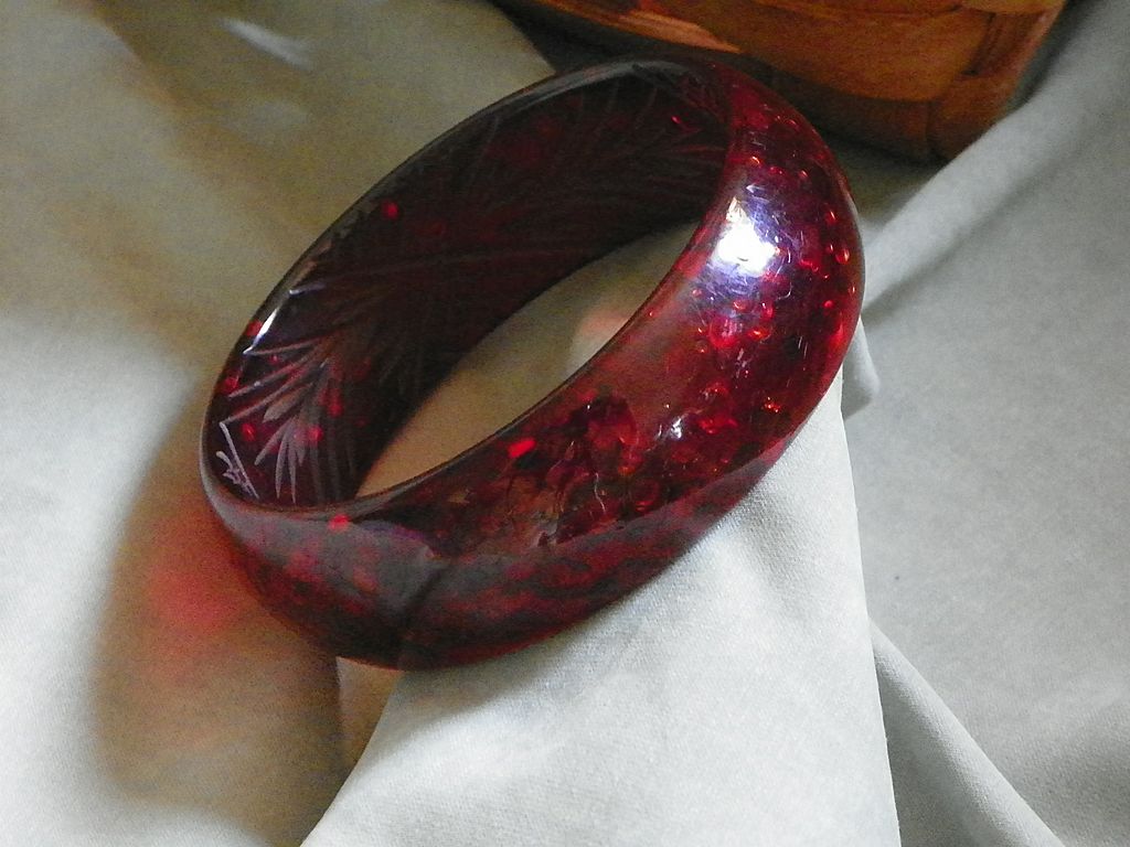 Carved Diamond and Wheat Design with Root Beer Confetti Lucite Old Bangle Bracelet Carved Diamond and Wheat Design with Root Beer Confetti Lucite Old Bangle Bracelet