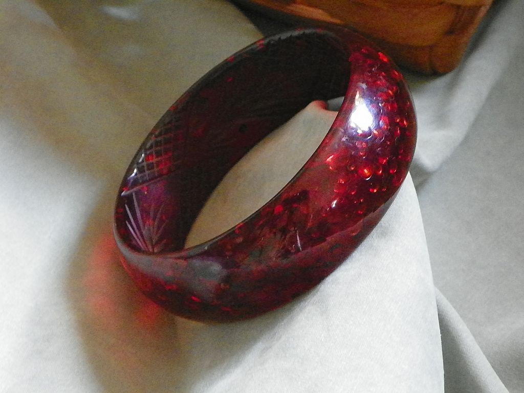 Carved Diamond and Wheat Design with Root Beer Confetti Lucite Old Bangle Bracelet Carved Diamond and Wheat Design with Root Beer Confetti Lucite Old Bangle Bracelet