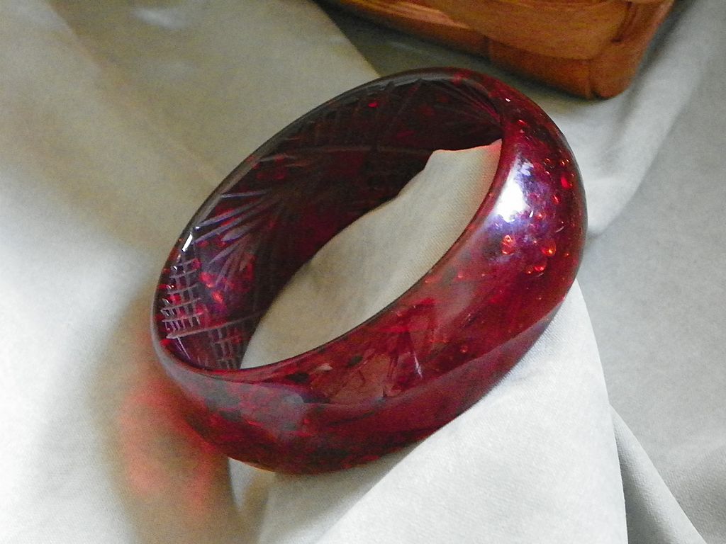 Carved Diamond and Wheat Design with Root Beer Confetti Lucite Old Bangle Bracelet Carved Diamond and Wheat Design with Root Beer Confetti Lucite Old Bangle Bracelet