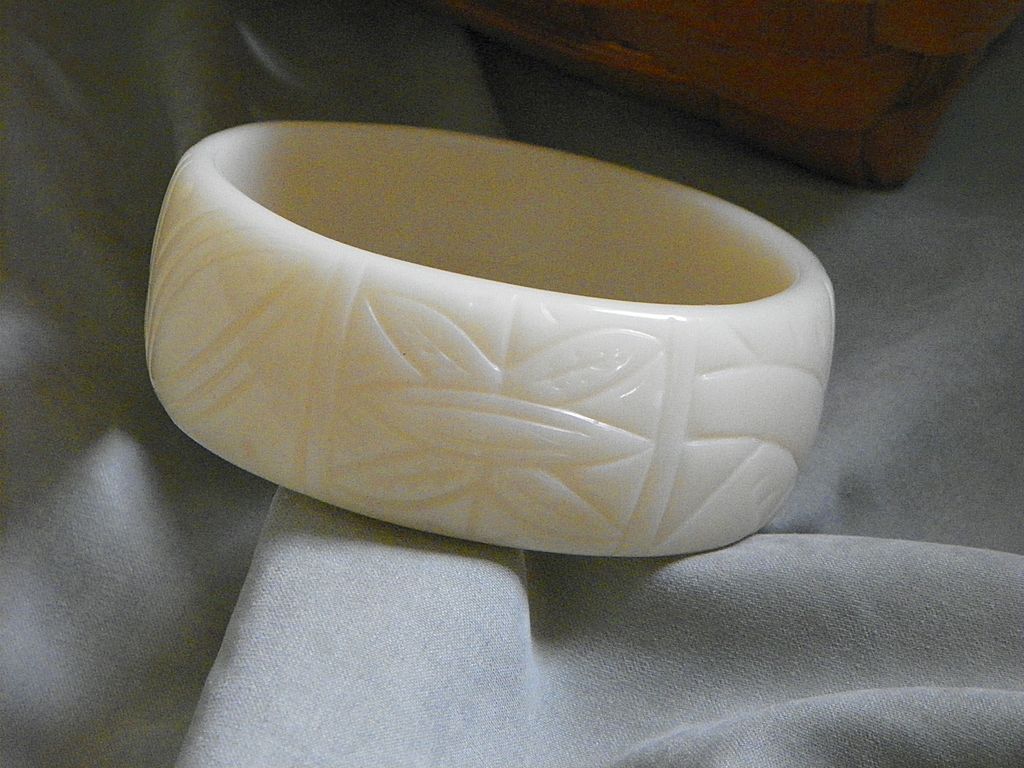 1" Wide Molded Modern Design Ivory Colored Lucite Bangle Bracelet 1" Wide Molded Modern Design Ivory Colored Lucite Bangle Bracelet