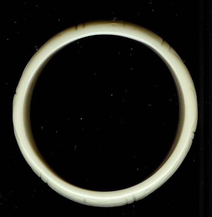 1" Wide Molded Modern Design Ivory Colored Lucite Bangle Bracelet 1" Wide Molded Modern Design Ivory Colored Lucite Bangle Bracelet