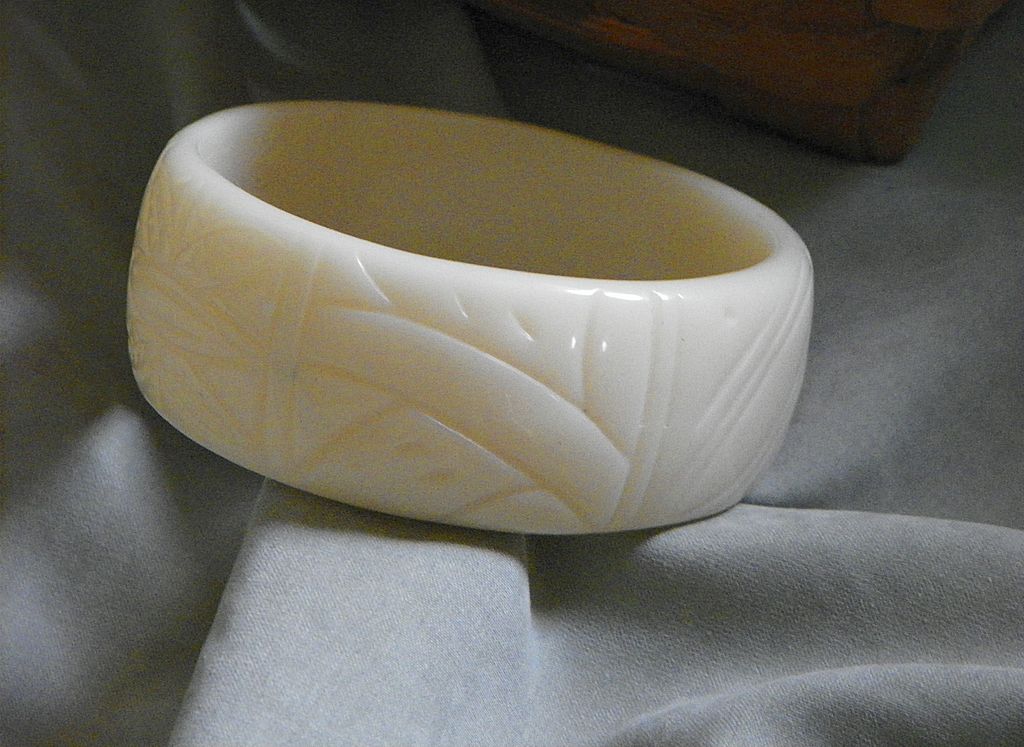 1" Wide Molded Modern Design Ivory Colored Lucite Bangle Bracelet 1" Wide Molded Modern Design Ivory Colored Lucite Bangle Bracelet