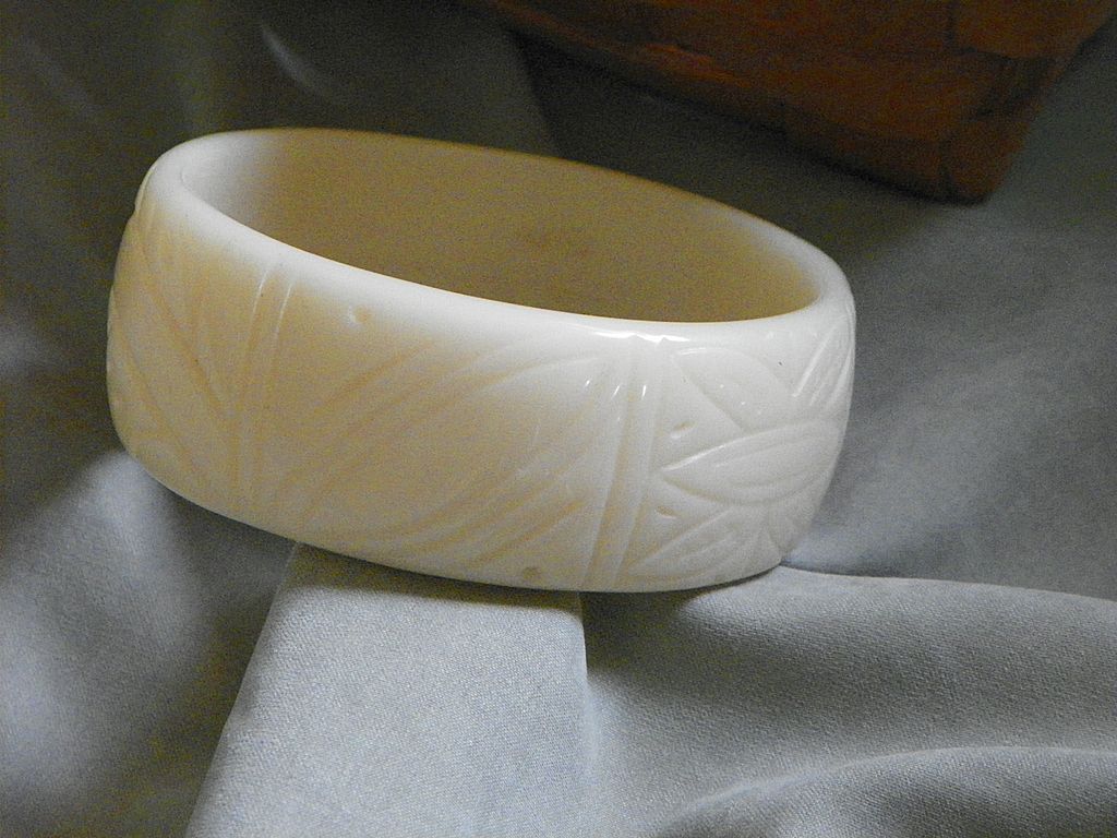 1" Wide Molded Modern Design Ivory Colored Lucite Bangle Bracelet 1" Wide Molded Modern Design Ivory Colored Lucite Bangle Bracelet