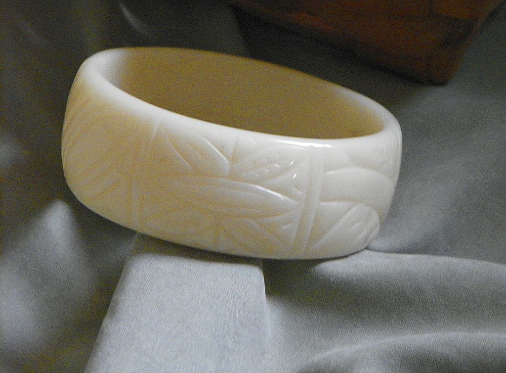 1" Wide Molded Modern Design Ivory Colored Lucite Bangle Bracelet 1" Wide Molded Modern Design Ivory Colored Lucite Bangle Bracelet