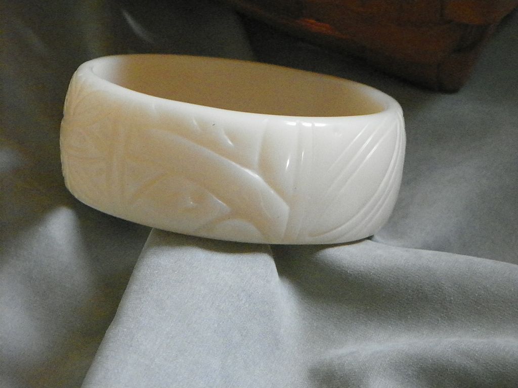 1" Wide Molded Modern Design Ivory Colored Lucite Bangle Bracelet 1" Wide Molded Modern Design Ivory Colored Lucite Bangle Bracelet