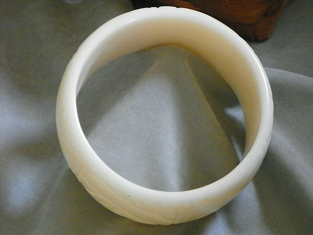 1" Wide Molded Modern Design Ivory Colored Lucite Bangle Bracelet 1" Wide Molded Modern Design Ivory Colored Lucite Bangle Bracelet