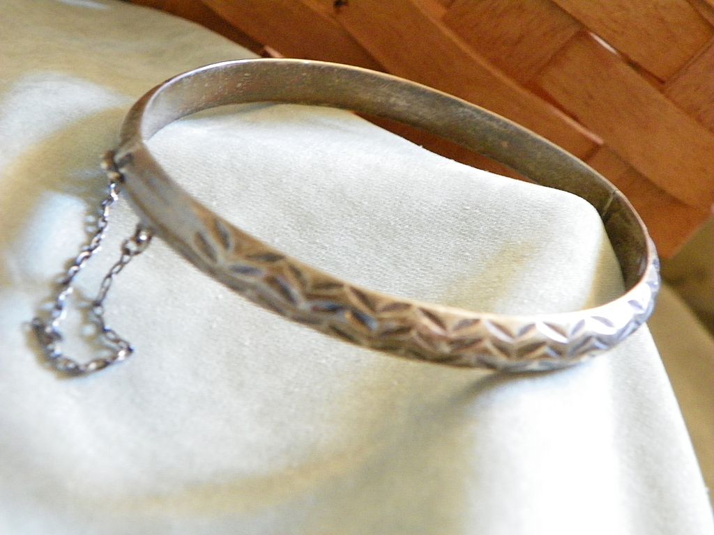 Mexican Cut Silver Bangle Bracelet with Hinge and Chain Mexican Cut Silver Bangle Bracelet with Hinge and Chain