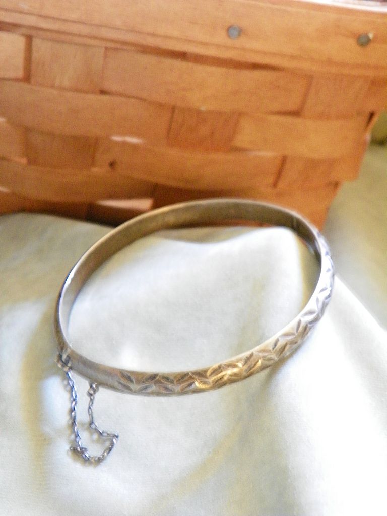Mexican Cut Silver Bangle Bracelet with Hinge and Chain Mexican Cut Silver Bangle Bracelet with Hinge and Chain