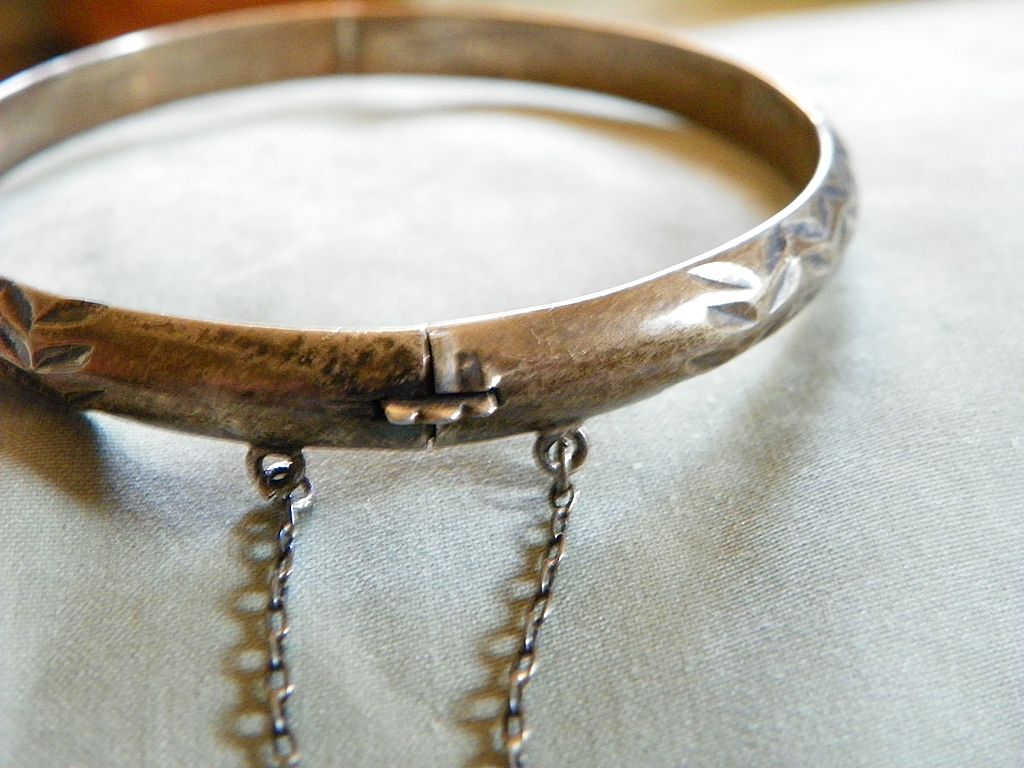 Mexican Cut Silver Bangle Bracelet with Hinge and Chain Mexican Cut Silver Bangle Bracelet with Hinge and Chain