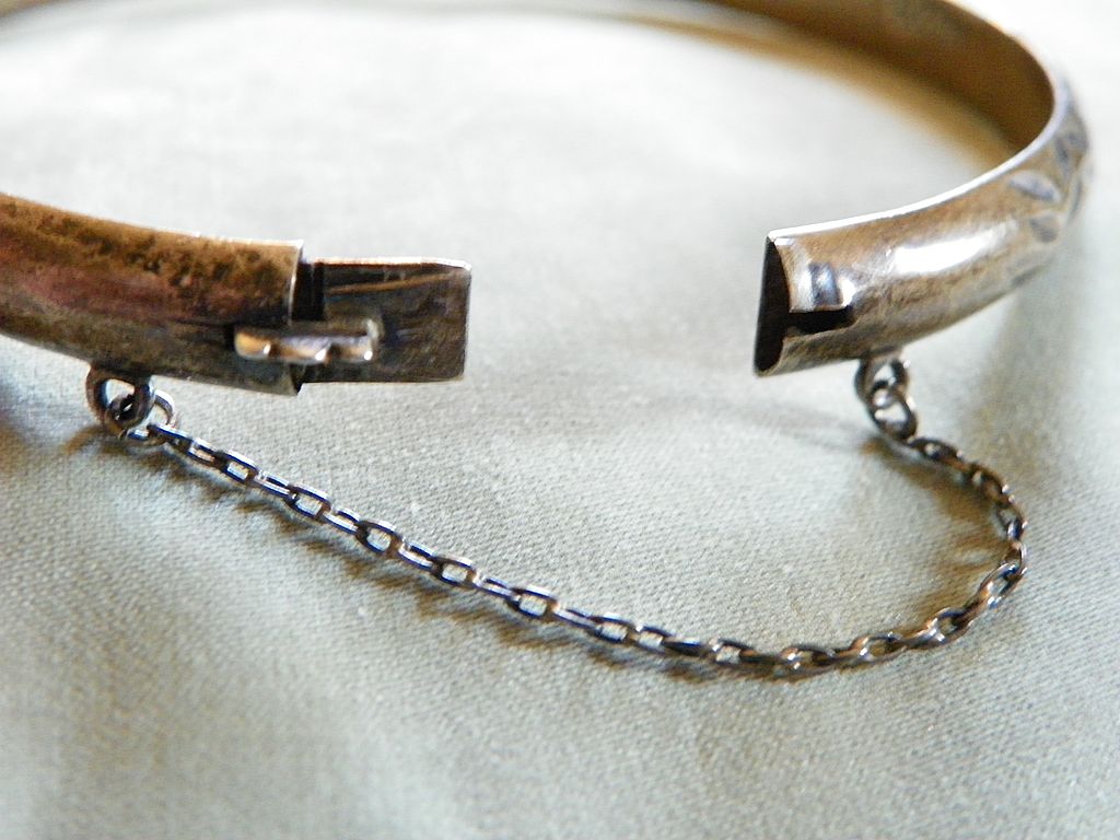 Mexican Cut Silver Bangle Bracelet with Hinge and Chain Mexican Cut Silver Bangle Bracelet with Hinge and Chain