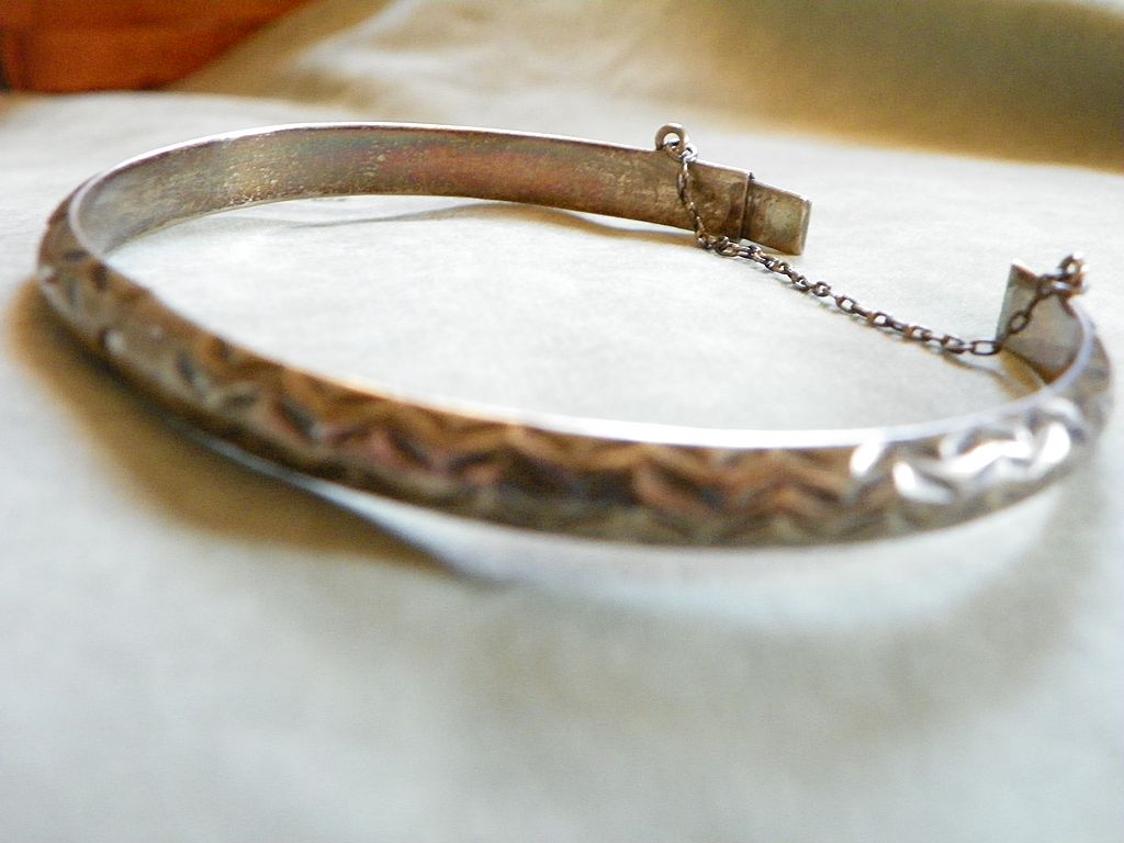 Mexican Cut Silver Bangle Bracelet with Hinge and Chain Mexican Cut Silver Bangle Bracelet with Hinge and Chain