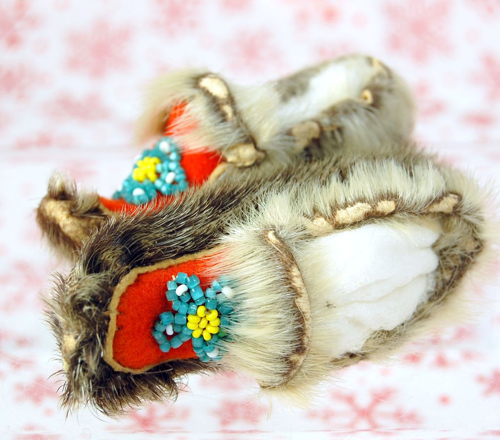 Tiny beaded seal skin & fur Indian or Eskimo doll shoes moccasins 3.5" Tiny beaded seal skin & fur Indian or Eskimo doll shoes moccasins 3.5"