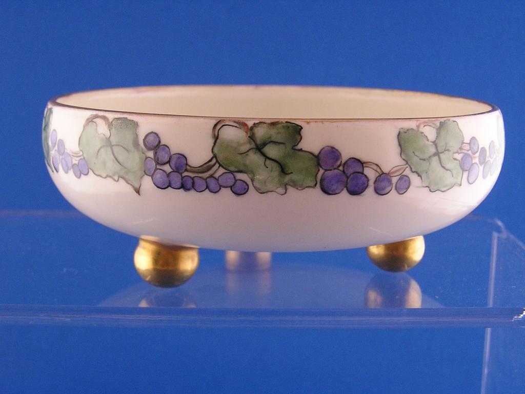 T&V Limoges Grape Motif Footed Dish (c.1900-1906) T&V Limoges Grape Motif Footed Dish (c.1900-1906)