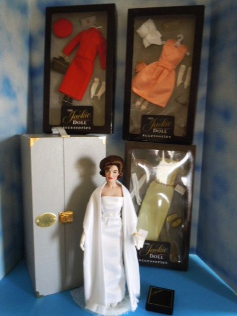 Fabulous! Franklin Mint Jackie Kennedy 15" Vinyl Doll, Trunk & 4 Outfits Fabulous! Franklin Mint Jackie Kennedy 15" Vinyl Doll, Trunk & 4 Outfits