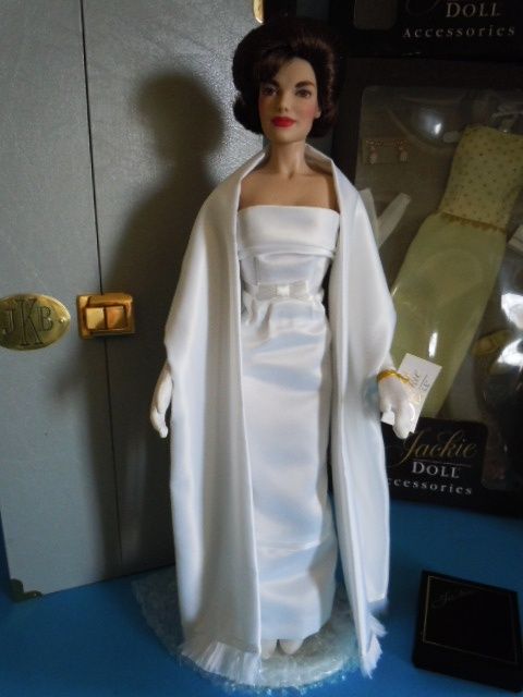Fabulous! Franklin Mint Jackie Kennedy 15" Vinyl Doll, Trunk & 4 Outfits Fabulous! Franklin Mint Jackie Kennedy 15" Vinyl Doll, Trunk & 4 Outfits