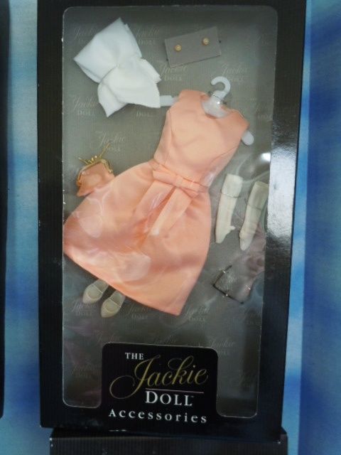 Fabulous! Franklin Mint Jackie Kennedy 15" Vinyl Doll, Trunk & 4 Outfits Fabulous! Franklin Mint Jackie Kennedy 15" Vinyl Doll, Trunk & 4 Outfits