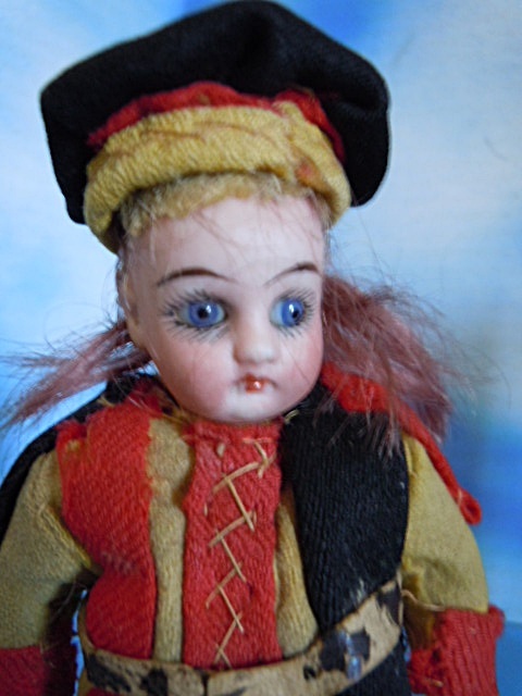 4.5" German Bisque w/ Trunk Swiss Vatican Guard 4.5" German Bisque w/ Trunk Swiss Vatican Guard