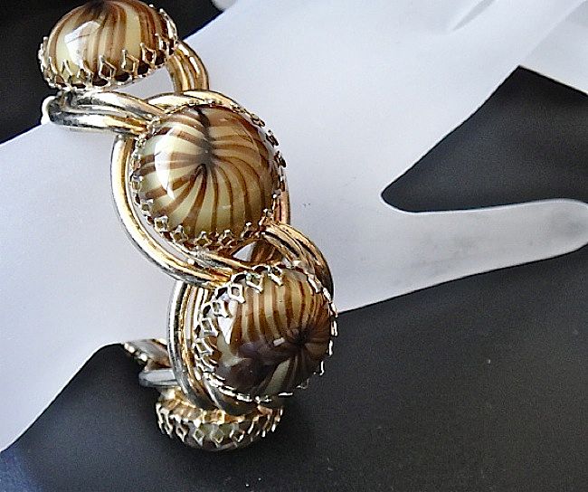 1940s Gold Tone Butterscotch Lampwork Cabochon Link Bracelet 1940s Gold Tone Butterscotch Lampwork Cabochon Link Bracelet