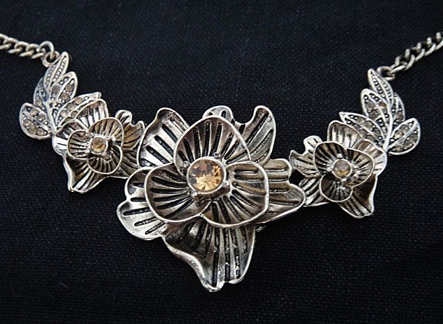 Gold Tone New Flower Necklace Gold Tone New Flower Necklace