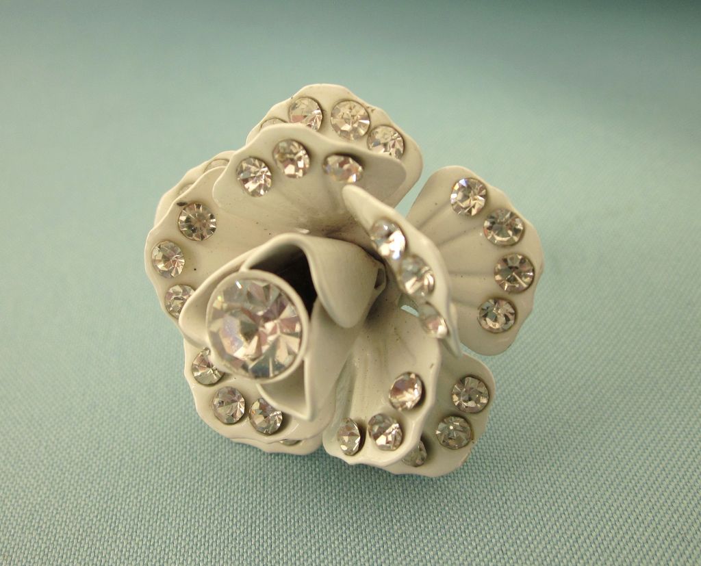 Vintage White Enamel Rhinestone Adjustable Flower Costume Ring Vintage White Enamel Rhinestone Adjustable Flower Costume Ring