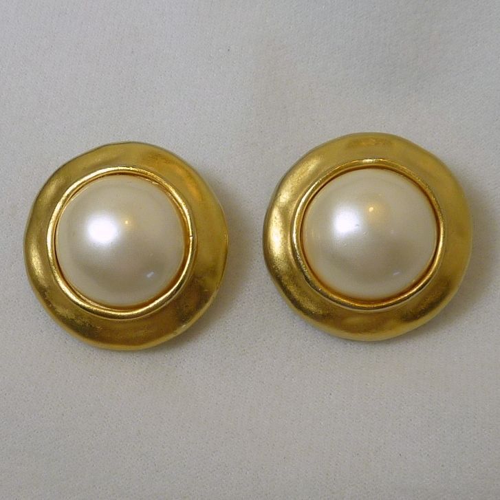 Carolee Faux Pearl Round Clip Gold Tone Earrings Carolee Faux Pearl Round Clip Gold Tone Earrings