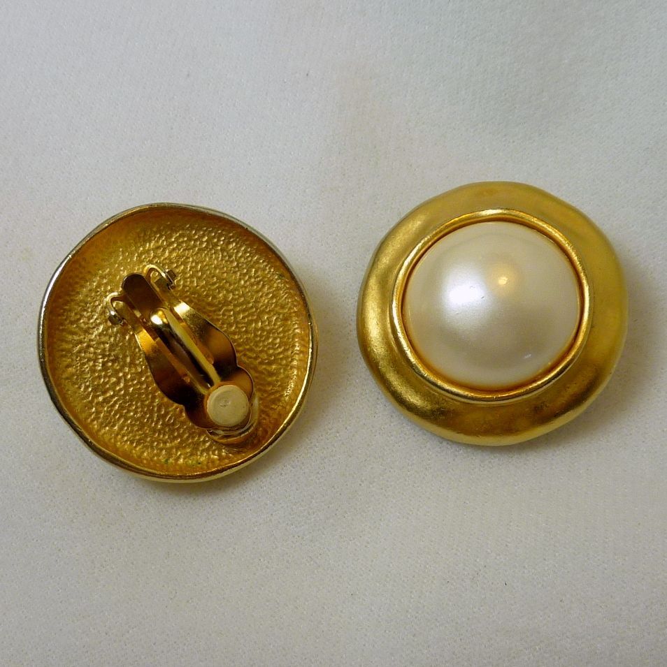 Carolee Faux Pearl Round Clip Gold Tone Earrings Carolee Faux Pearl Round Clip Gold Tone Earrings